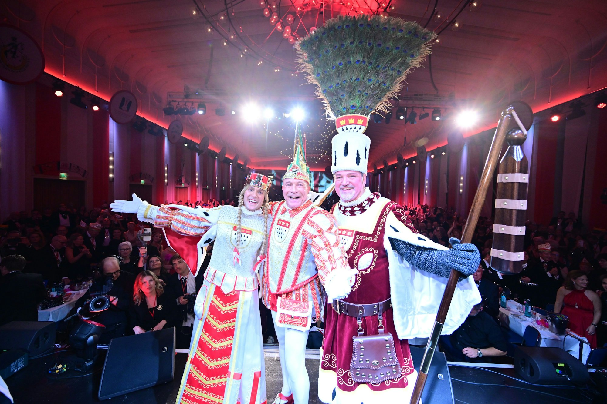 Das Kölner Dreigestirn mit Prinz René Klöver, Bauer Michael Samm und Jungfrau Marlis (Hendrik Ermen) bei der Proklamation im Gürzenich.