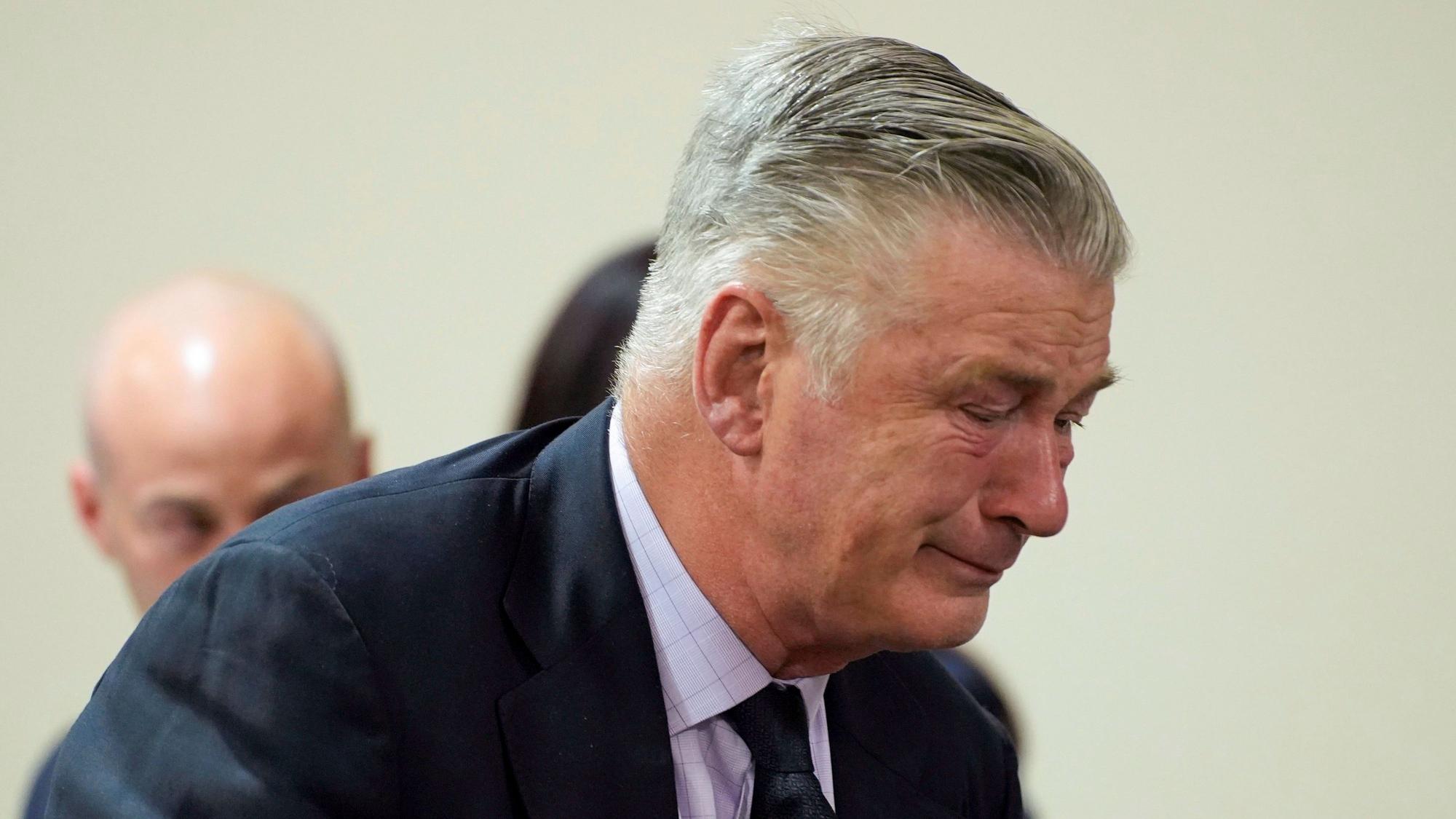 Alec Baldwin, wie er nach dem eingestellten Verfahren den Gerichtssaal verlässt.