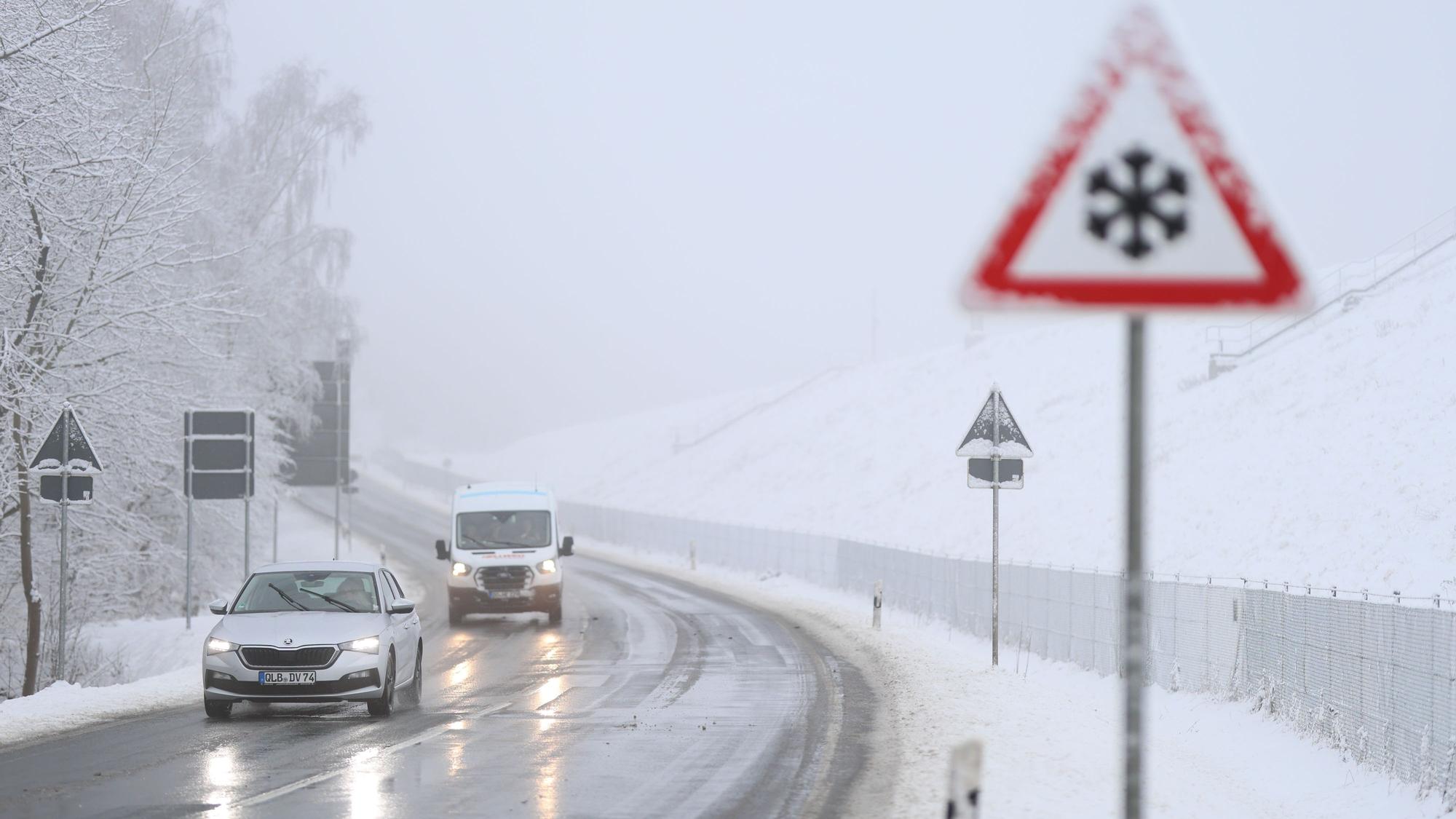 Fahrzeuge sind auf den winterglatten Straßen im Oberharz zwischen Elbingerode und Hasselfelde unterwegs.