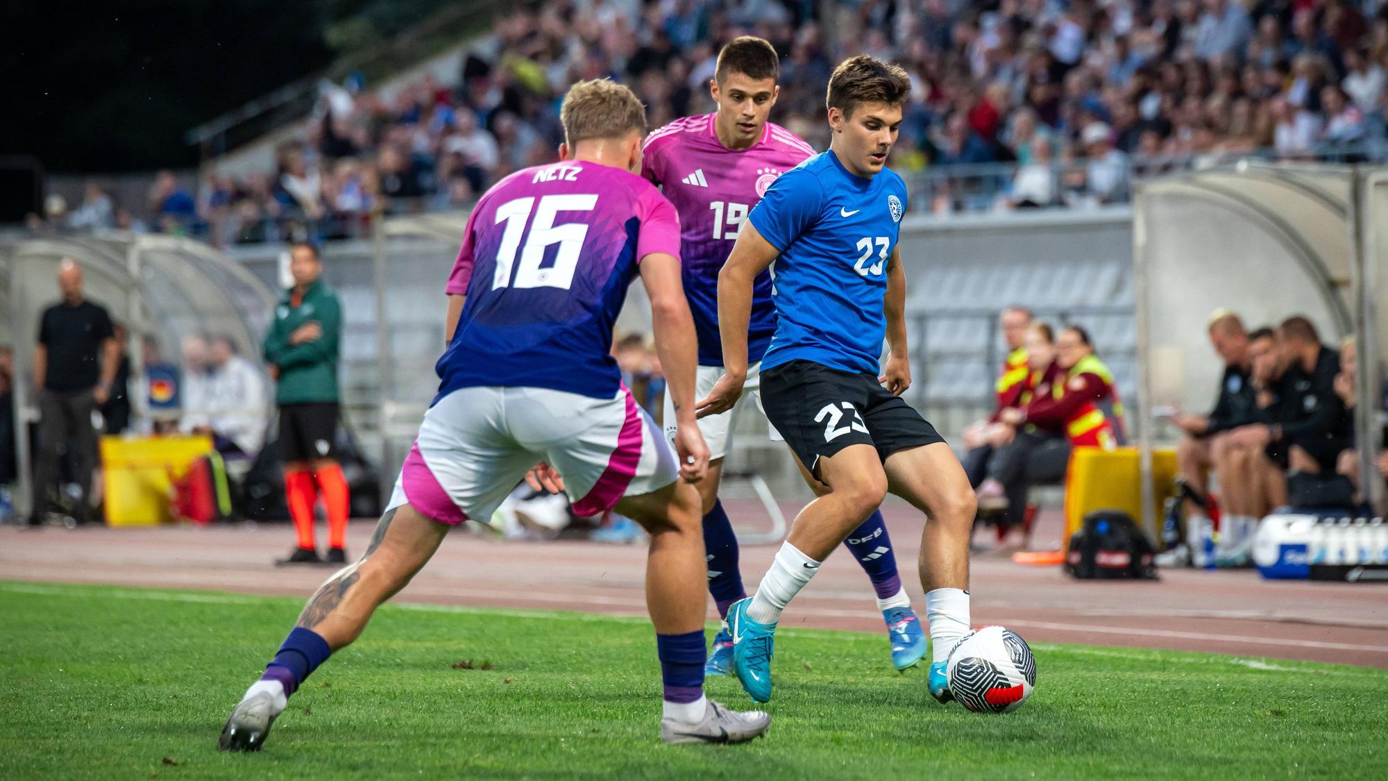 10.09.24 U21, U 21 Estland - U21 Deutschland Estland, Tallinn, 10.09.2024, Fussball, EM-Qualifikation, U21 Estland - U21 DFB Deutschland: v.l. Nicolo Tresoldi Deutschland, Patrik Kristal Estland. *** 10 09 24 U21 Estonia U21 Germany Estonia, Tallinn, 10 09 2024, Football, European Championship Qualification, U21 Estonia U21 DFB Germany v l Nicolo Tresoldi Germany , Patrik Kristal Estonia