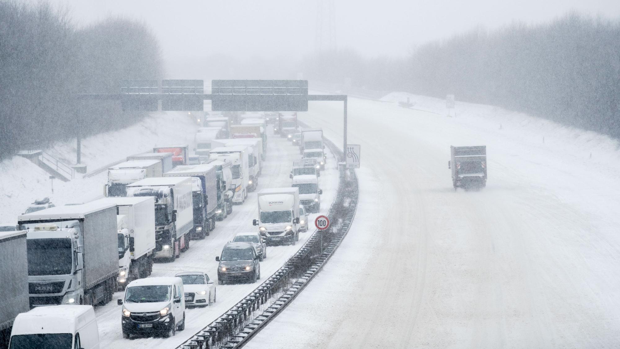 Fahrzeuge stehen auf der Autobahn A2/A3 bei Kreuz Oberhausen im Stau.