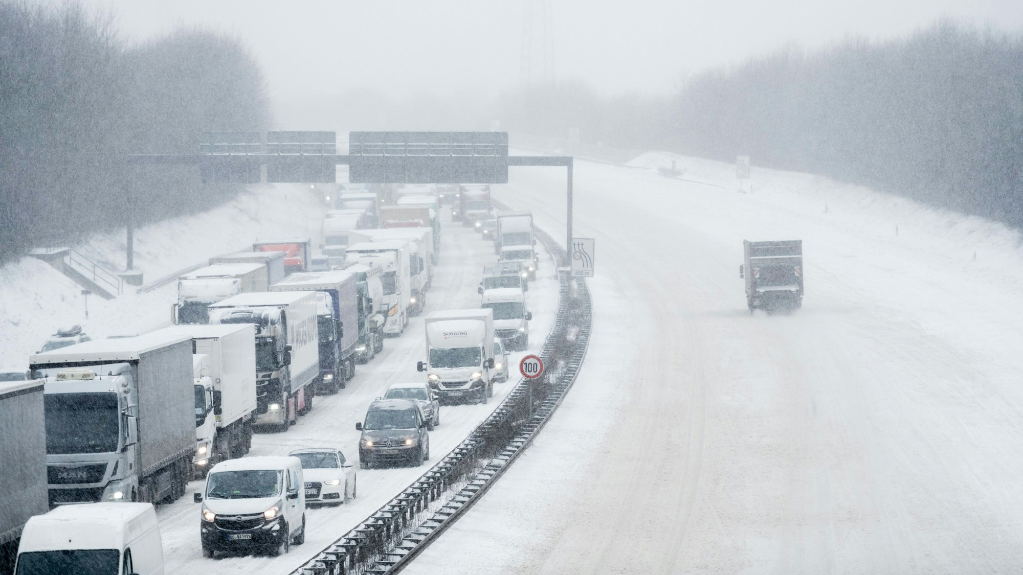 Fahrzeuge stehen auf der Autobahn A2/A3 bei Kreuz Oberhausen im Stau.