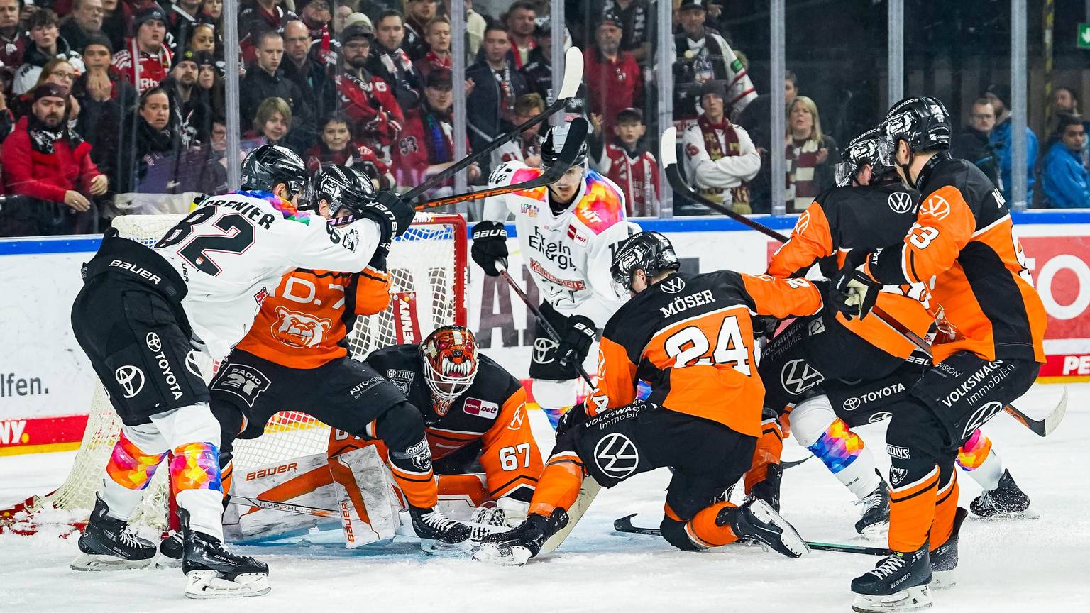 Spielsituation zwischen den Kölner Haien und Grizzlys Wolfsburg.