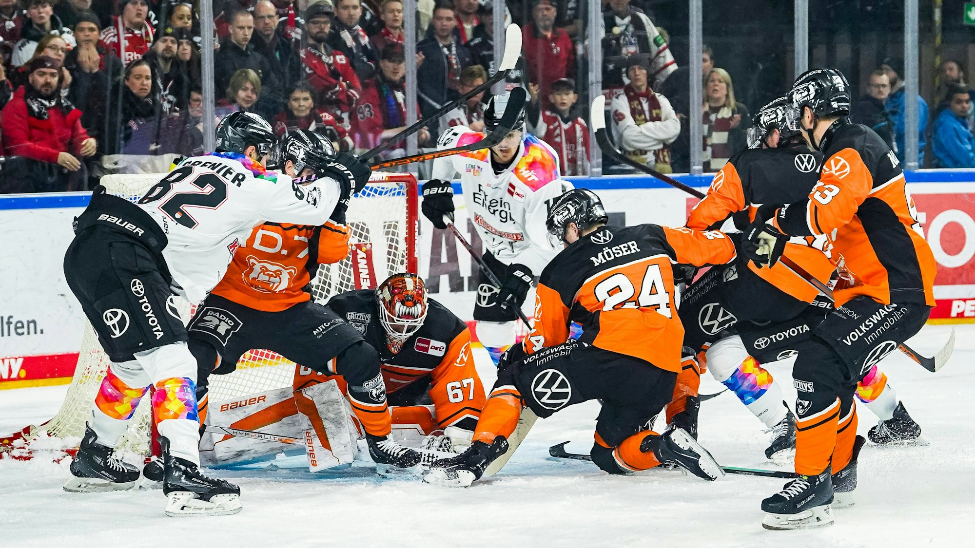 Spielsituation zwischen den Kölner Haien und Grizzlys Wolfsburg.