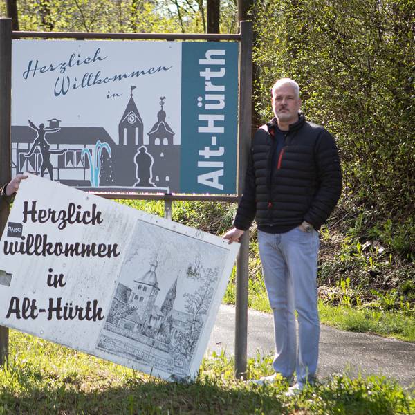 Das Foto zeigt Mitglieder des CDU-Ortsverbands Alt-Hürth mit dem inzwischen gestohlenen Begrüßungsschild.