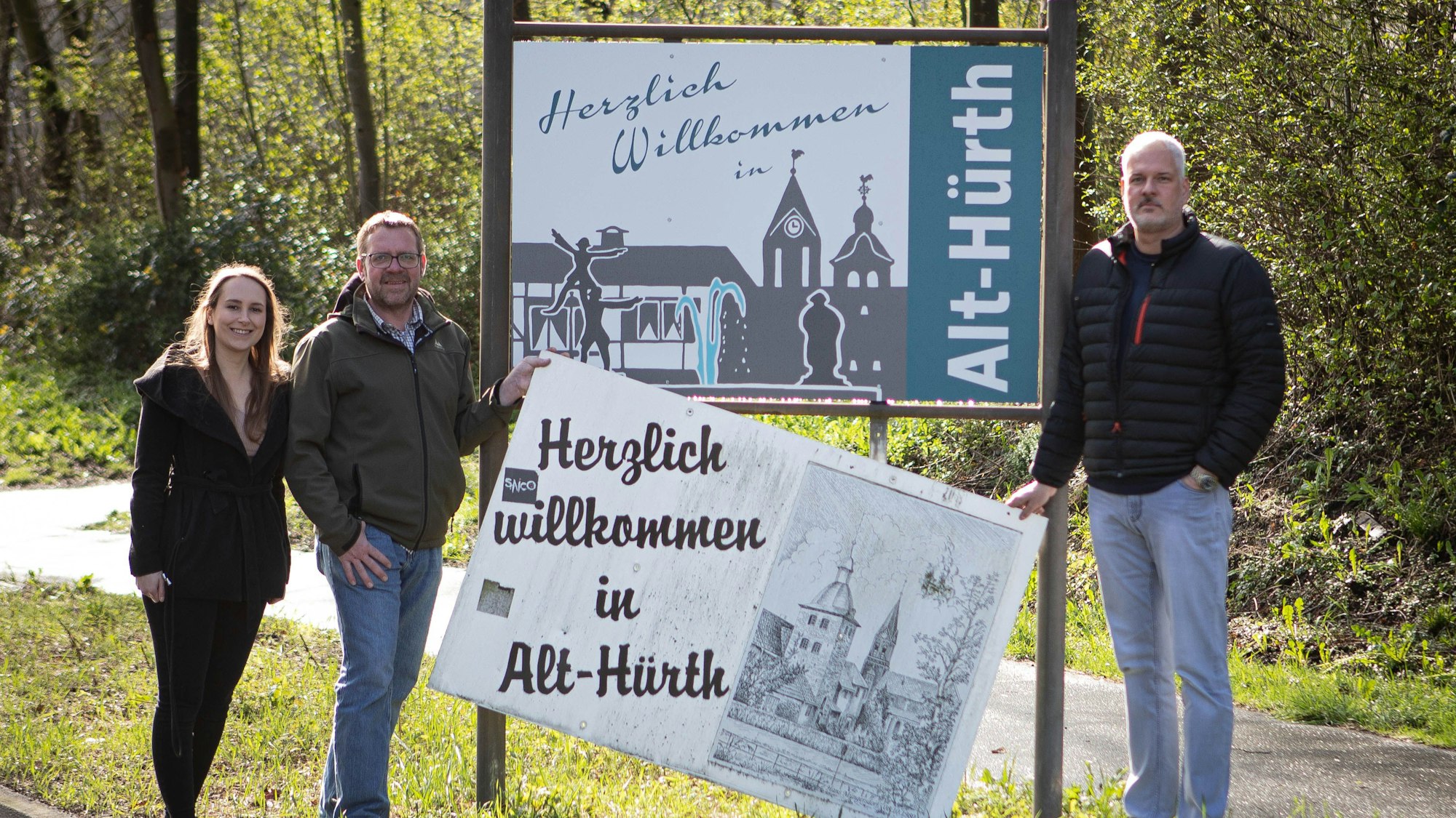Das Foto zeigt Mitglieder des CDU-Ortsverbands Alt-Hürth mit dem inzwischen gestohlenen Begrüßungsschild.