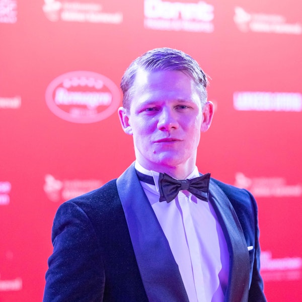 Schauspieler Max von der Groeben steht auf dem roten Teppich.