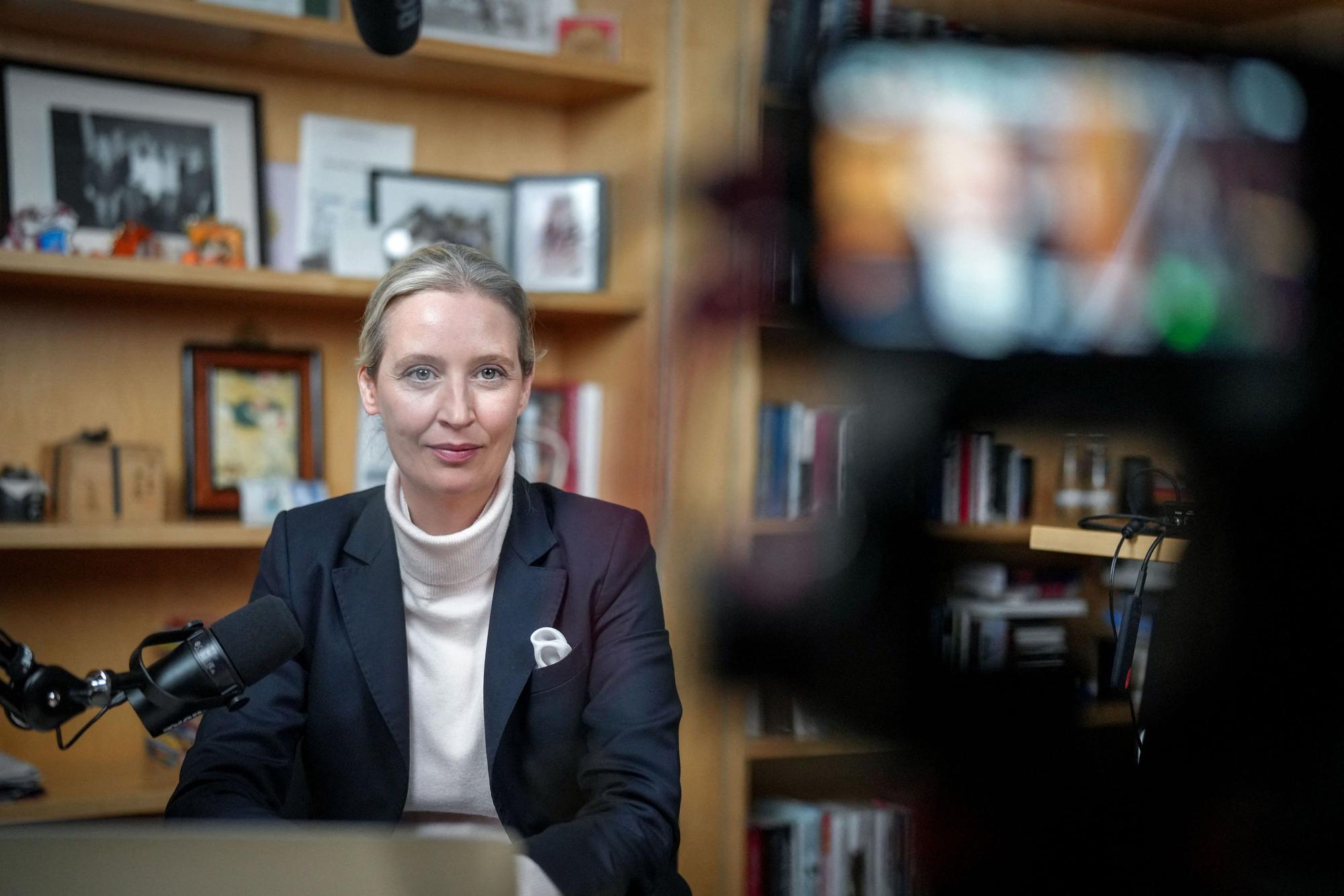 AfD-Chefin Alice Weidel posiert für Fotos während der Unterhaltung mit Tech-Milliardär Elon Musk.