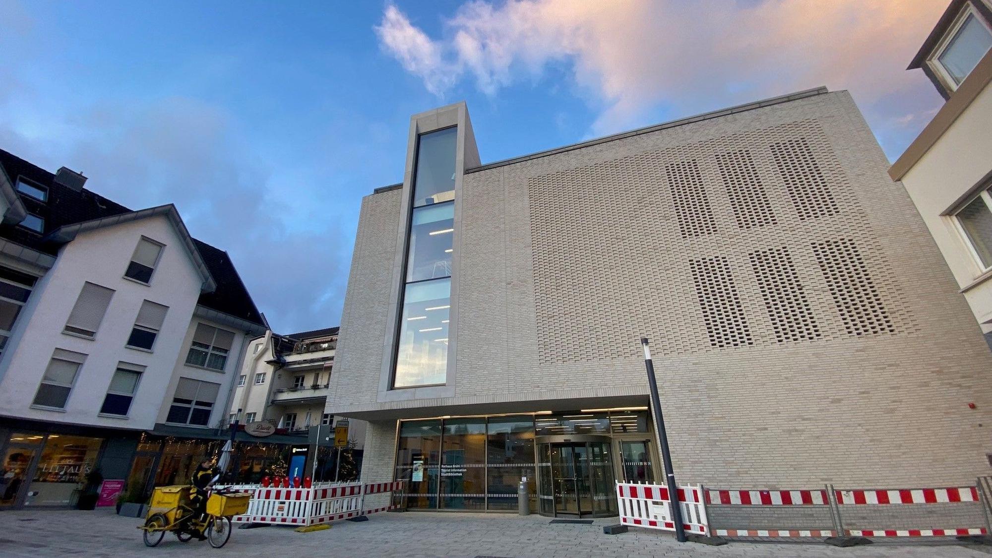 Zu sehen ist das Brühler Rathaus am Janshof.