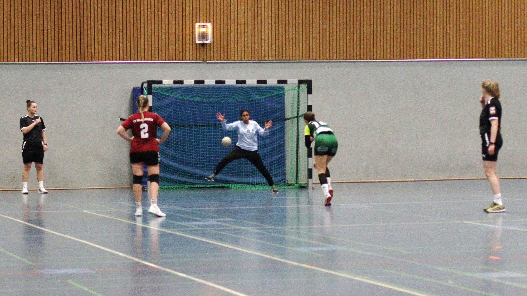 Palmersheims Torfrau Elsa Bairu pariert einen Siebenmeter.