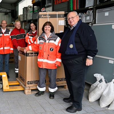 Ingeborg Schmidt, mit ihrer Tochter Verena Stentenbach und einem weiteren DRK-Mitarbeiter bei der Übernahme für Spenden für Flutopfer.