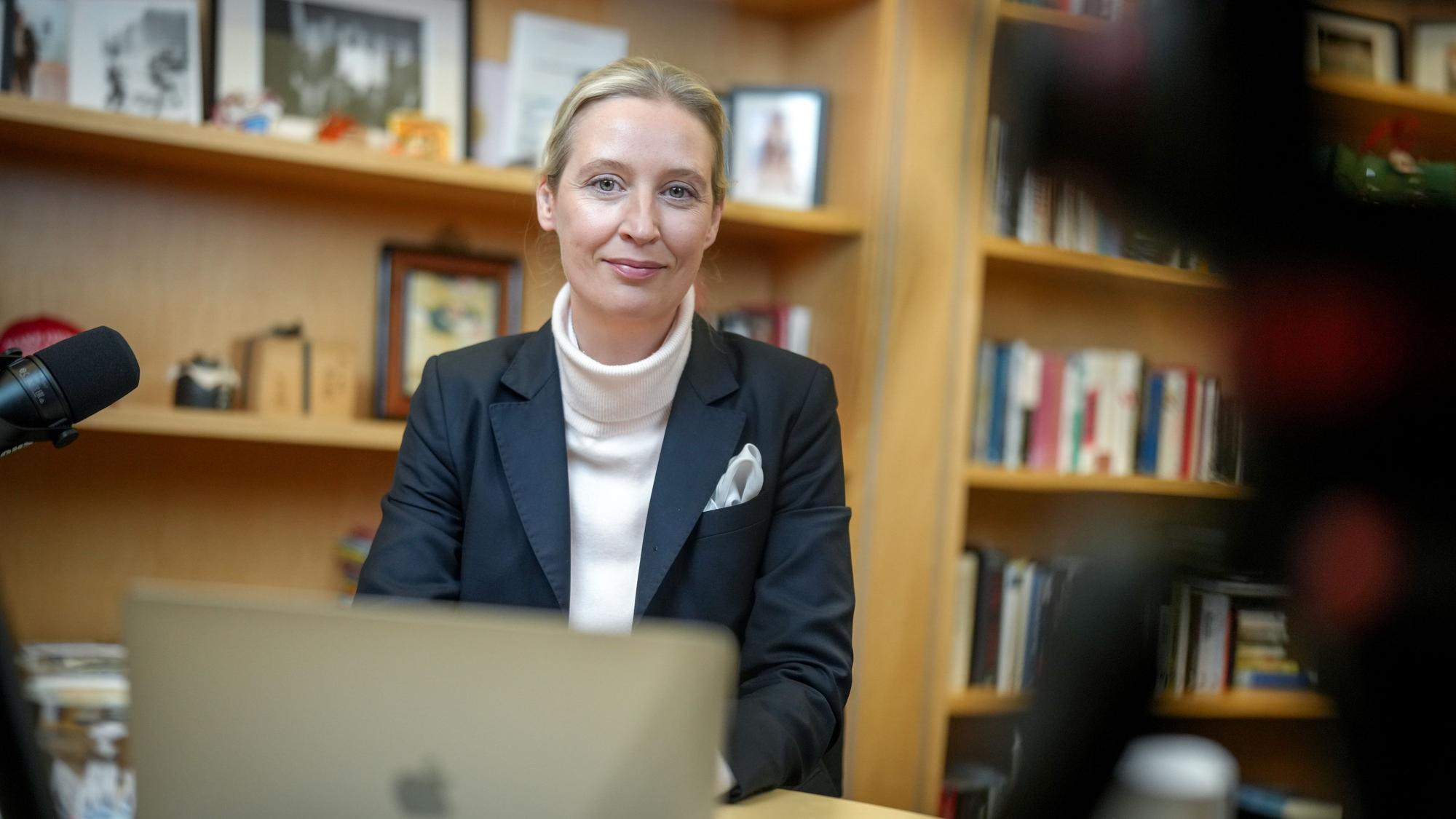 Alice Weidel, Fraktionsvorsitzende, Parteivorsitzende und Kanzlerkandidatin der AfD, sitzt vor dem Live-Talk mit dem US-Milliardär Elon Musk auf der Plattform X an Mikrofonen und einem Laptop in ihrem Büro des Jakob-Kaiser-Hauses.