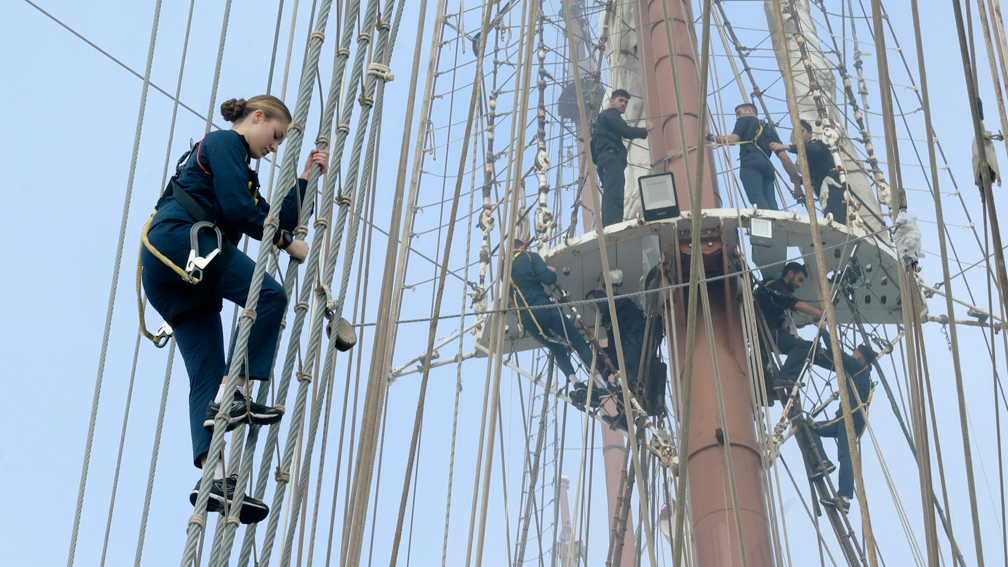 Prinzessin Leonor klettert für eine Ausbildungsfahrt auf den Mast des Schulschiffs „Juan Sebastian de Elcano“.