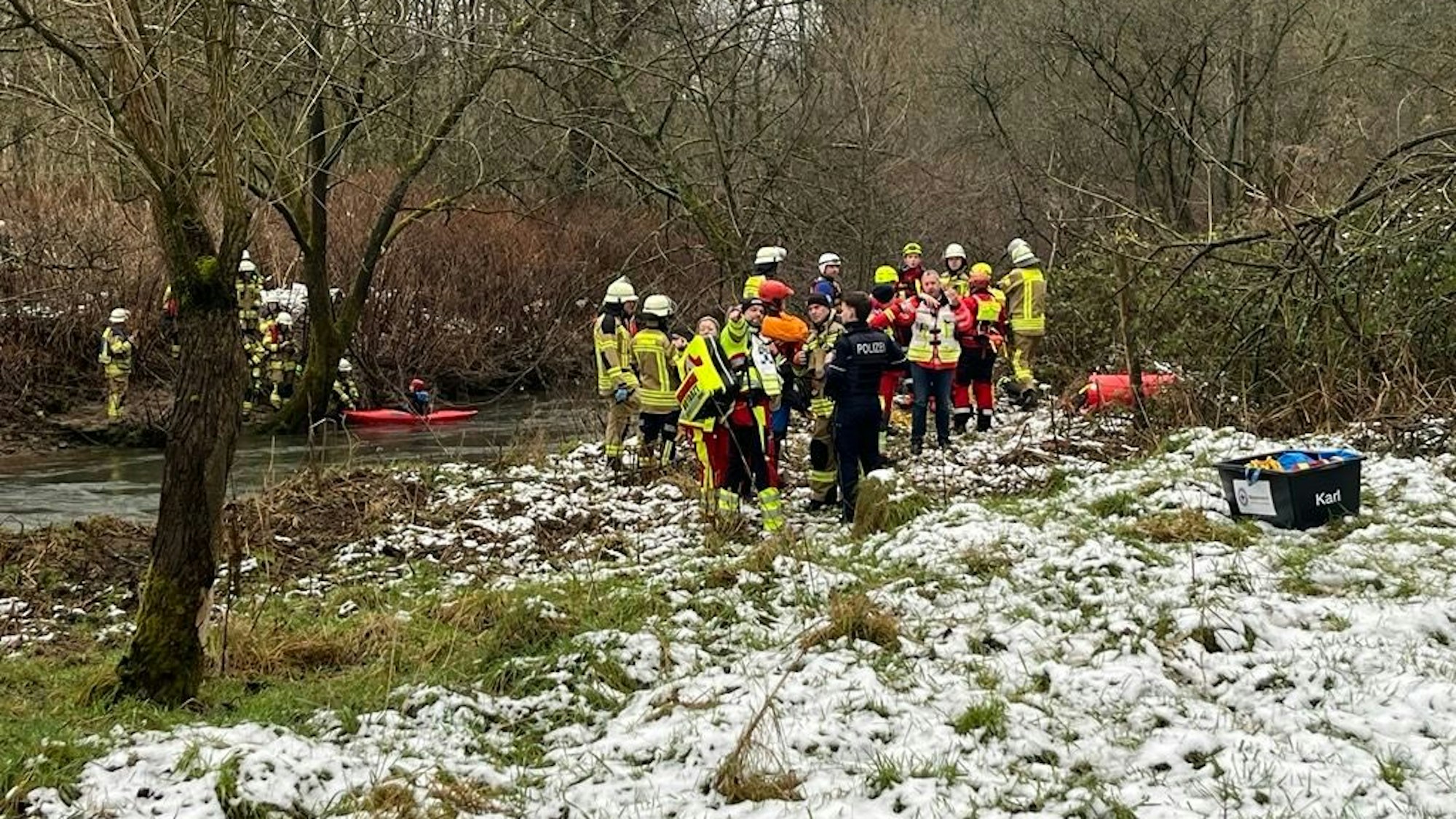 Rettungskräfte stehen an der Sülz.