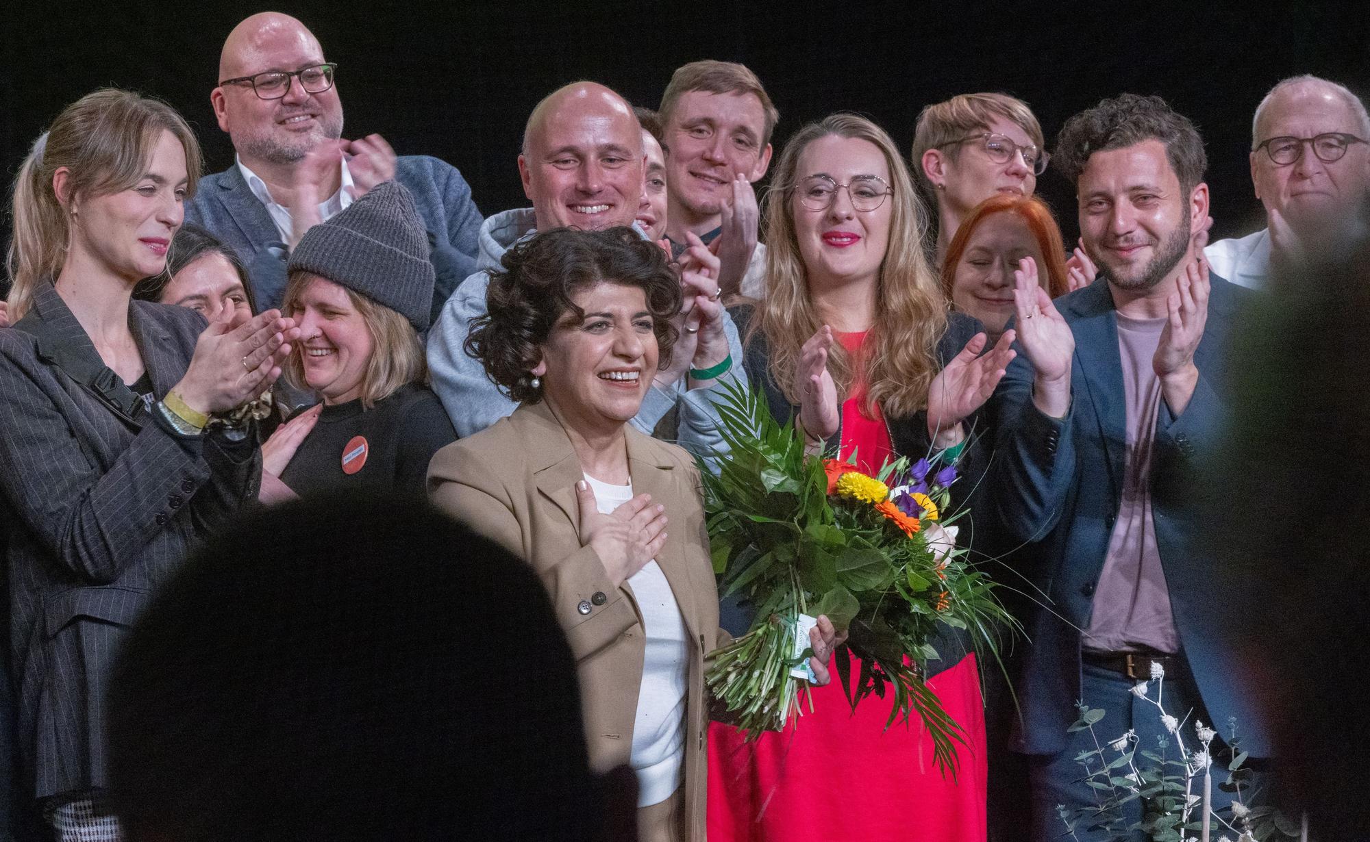 Berivan Aymaz (Mitte) nach ihrer Nominierung als OB-Kandidatin mit führenden Akteuren der Kölner Grünen und Grünen-Bundeschef Felix Banaszak (2.v.r.).