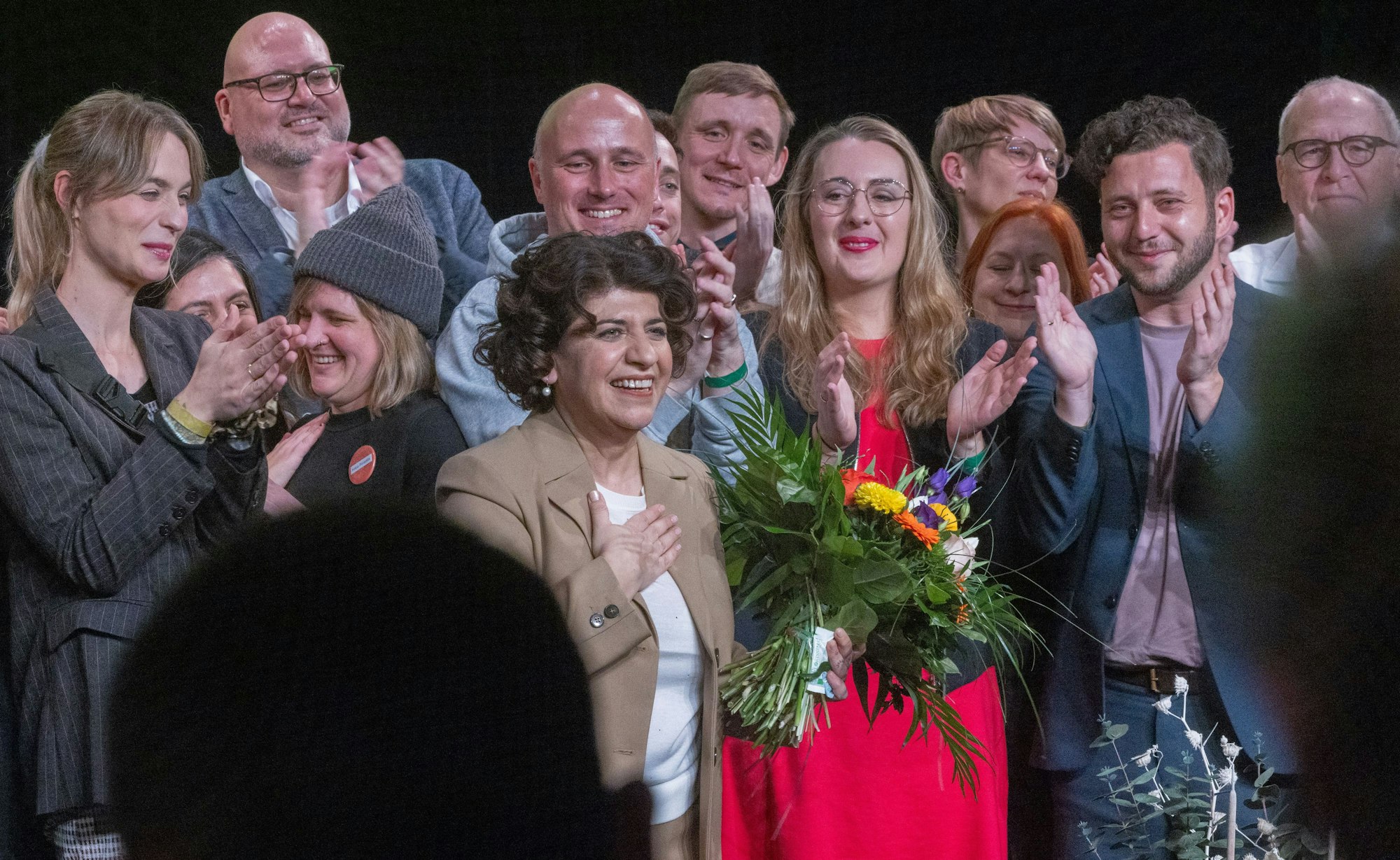 Berivan Aymaz (Mitte) nach ihrer Nominierung als OB-Kandidatin mit führenden Akteuren der Kölner Grünen und Grünen-Bundeschef Felix Banaszak (2.v.r.).