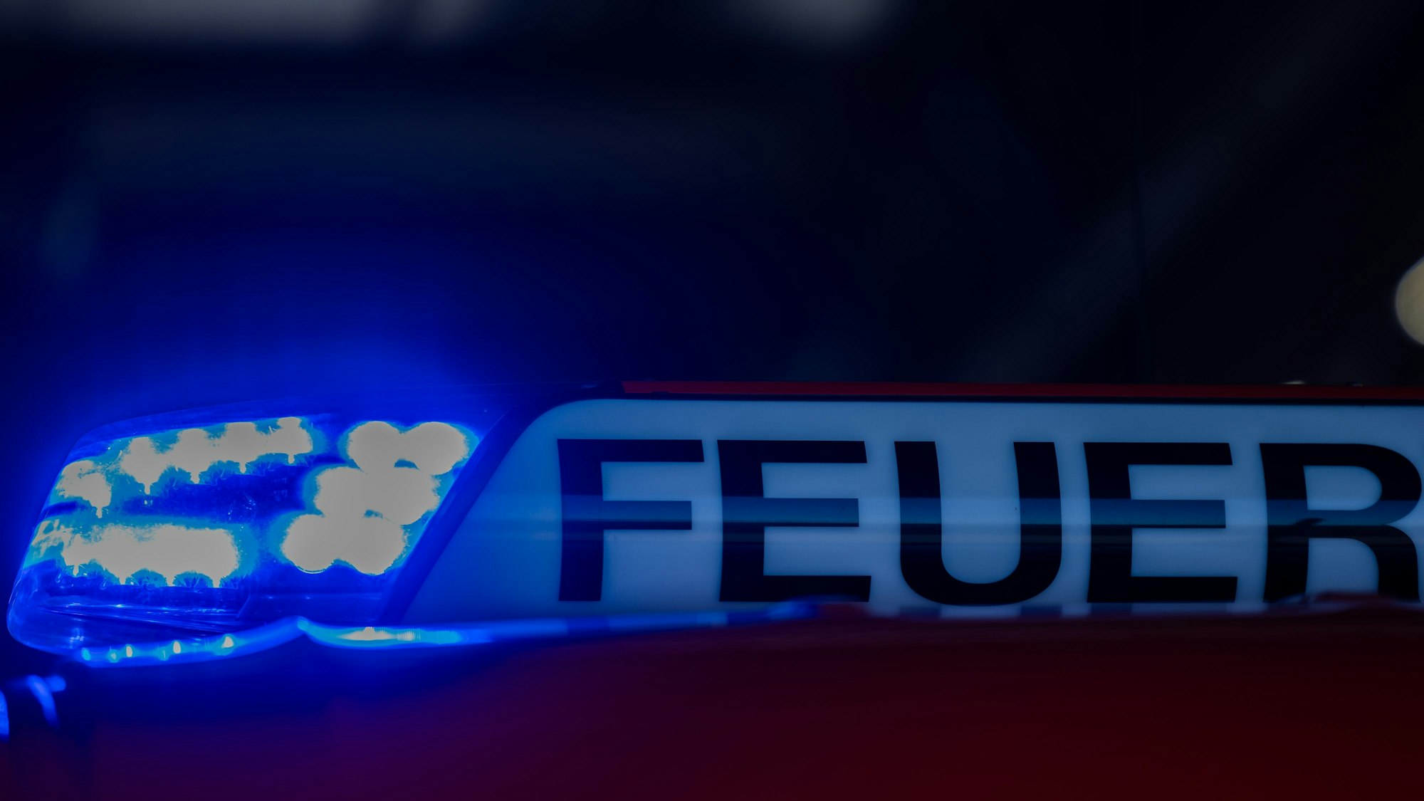 Ein Blaulicht leuchtet auf einem Feuerwehrwagen in der Hauptfeuer- und Rettungswache der Feuerwehr.