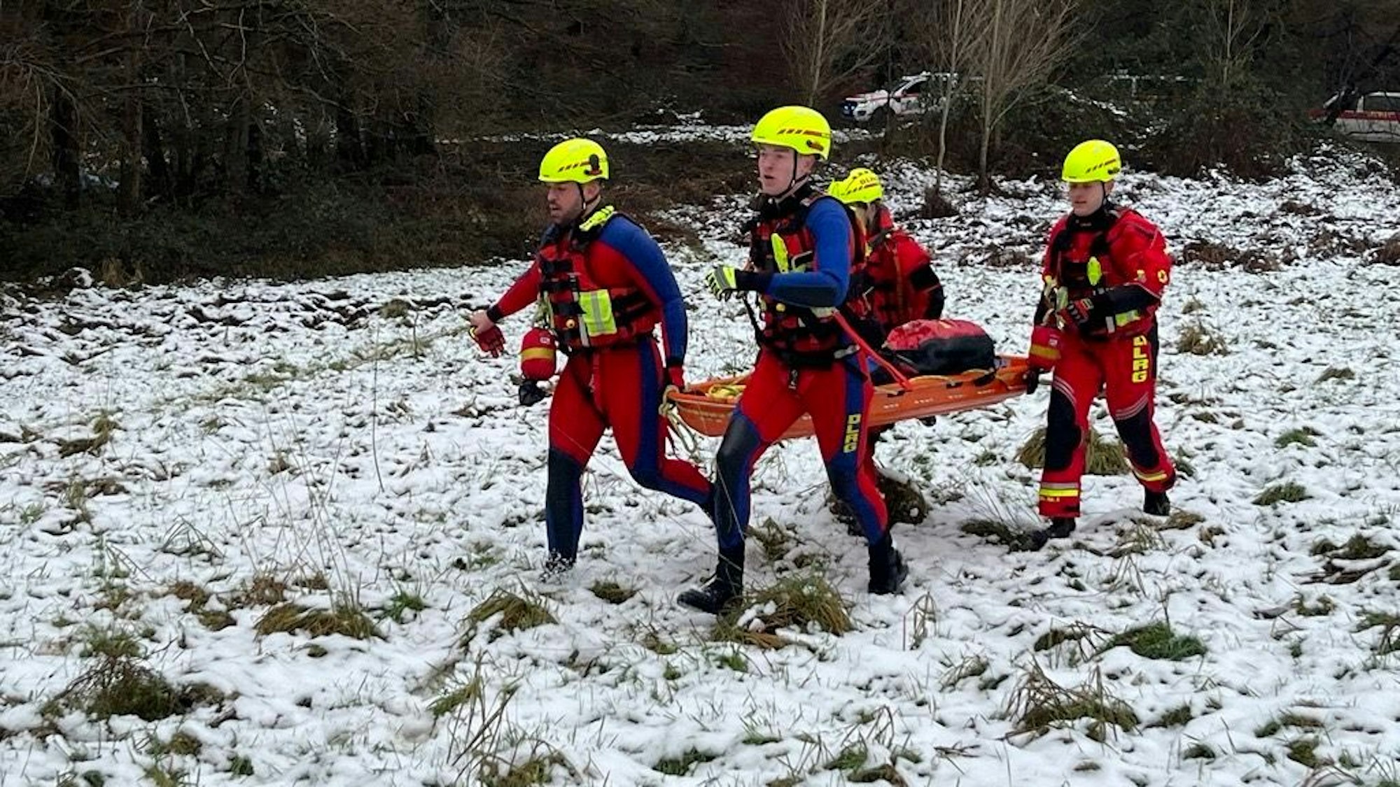 Rettungskräfte laufen zur Sülz.