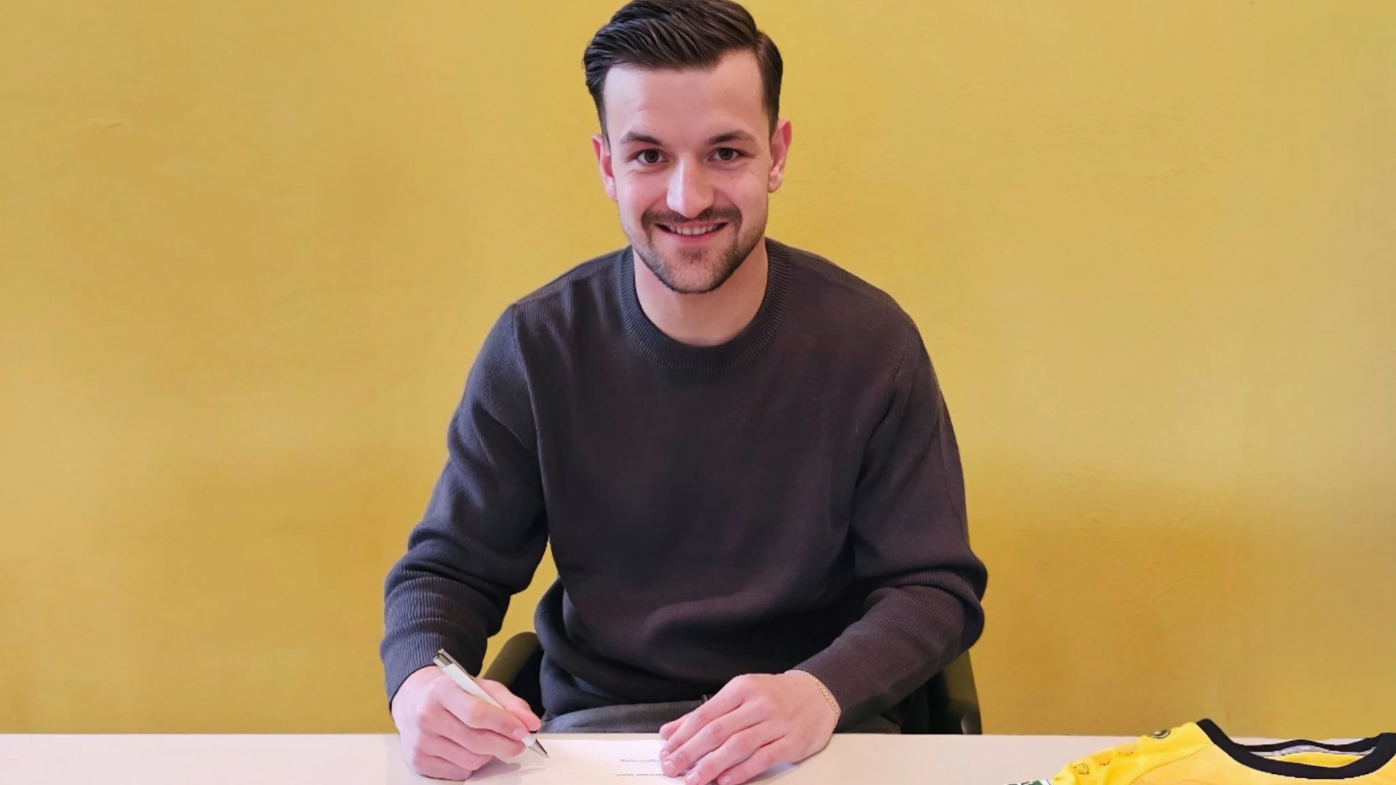 Frederic Baum unterschreibt des Vertrag bei t Eintracht Hohkeppel.