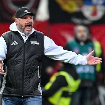 Berlins Trainer Steffen Baumgart gestikuliert.