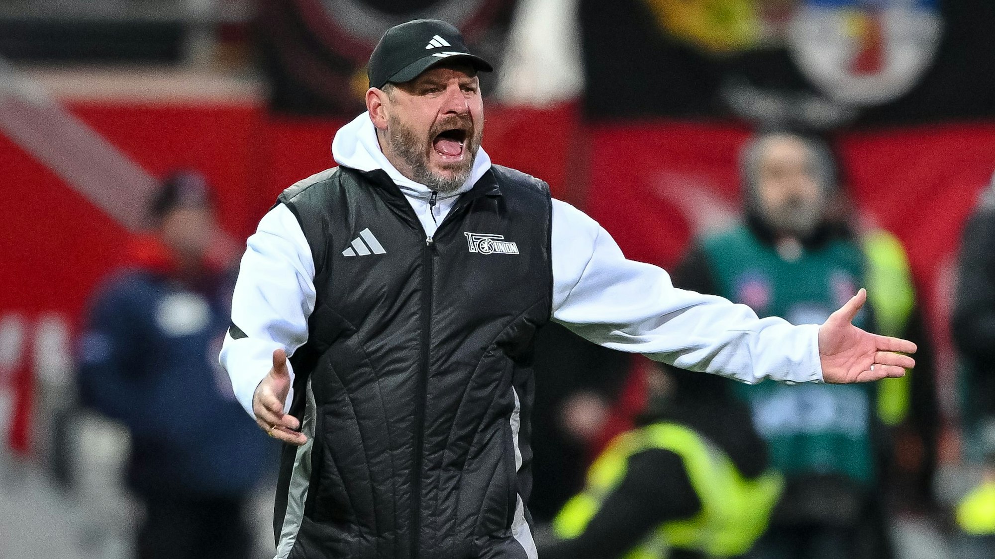 Berlins Trainer Steffen Baumgart gestikuliert.