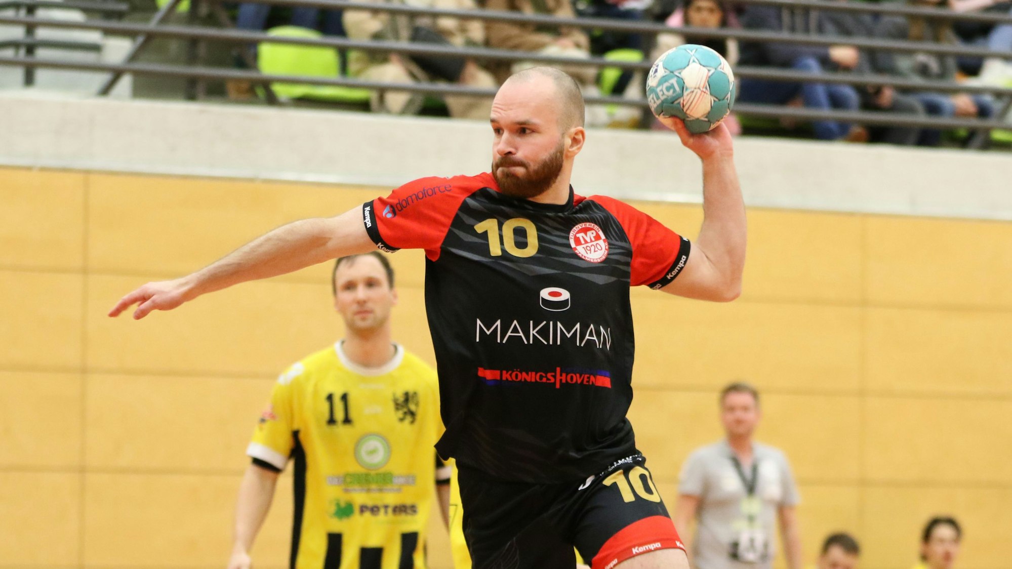 Simon Schöller setzt gegen Birkesdorf zum Wurf an.