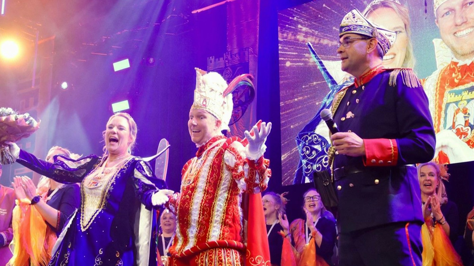 Bürgermeister Stefan Rosenmann (r.) führte Prinz Markus I. und dessen Siegburgia Nadine I. im ausverkauften Rhein-Sieg-Forum in ihr närrisches Amt ein.