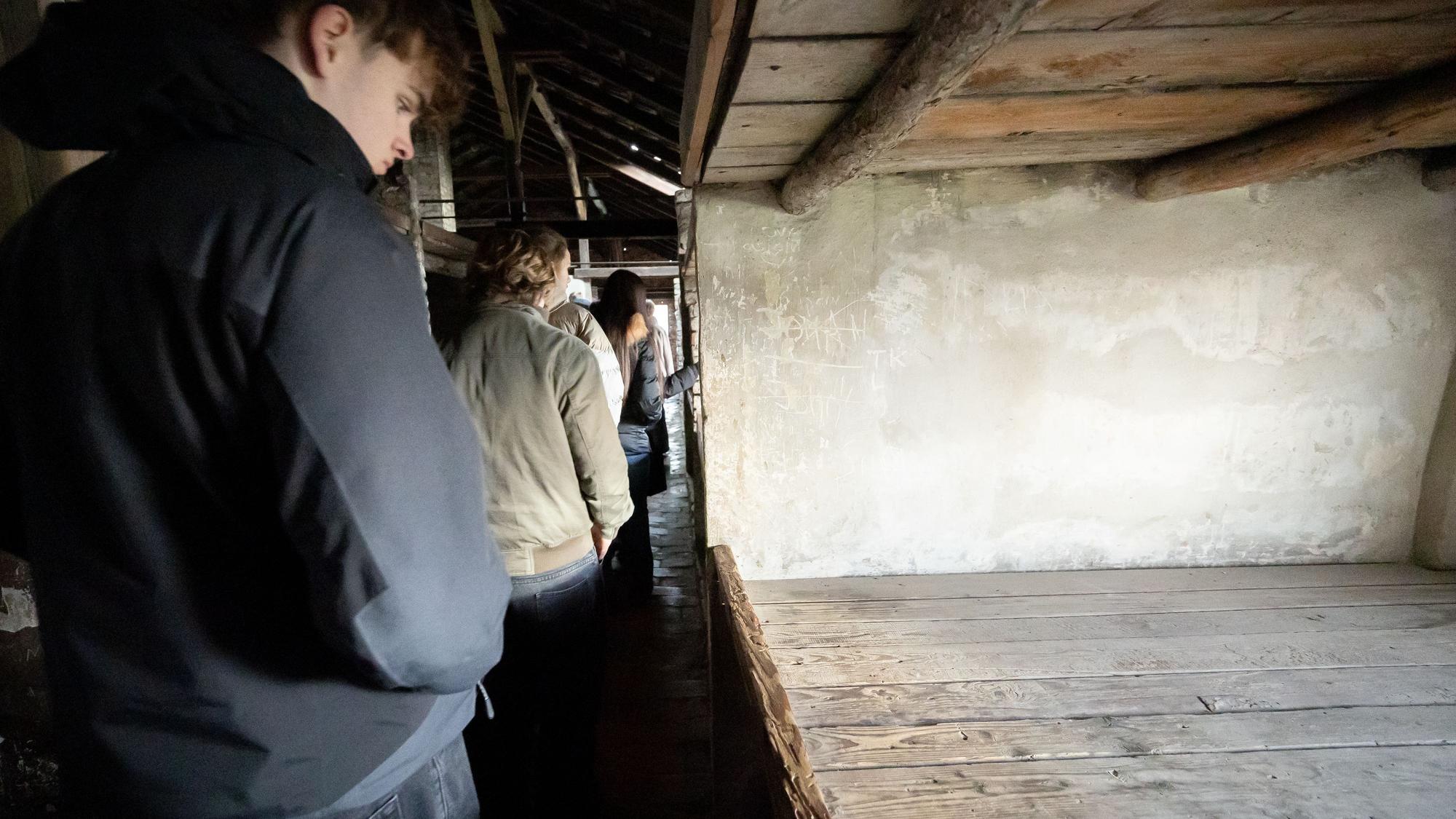 NRW Schulministerin Dorothee Feller besichtigt am Donnerstag den 09.01.2025 zusammen mit Schülern einer Neusser Gesamtschule das Konzentrations- und Vernichtungslager Auschwitz-Birkenau in Polen. (c) MSB/ Uta Wagne