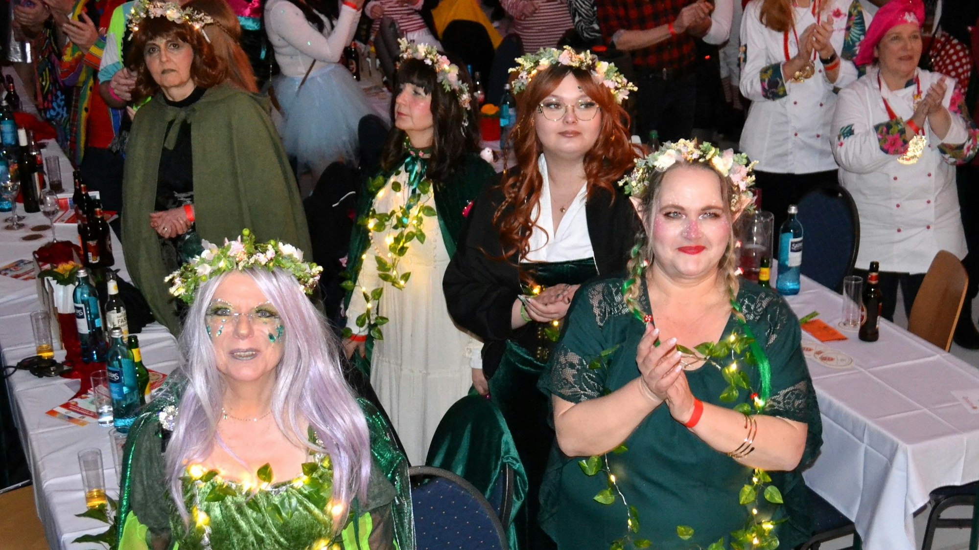 Auch im Ausweichquartier in der Lülsdorfer Sporthalle feierten die Ranzeler Jecken ausgelassen.