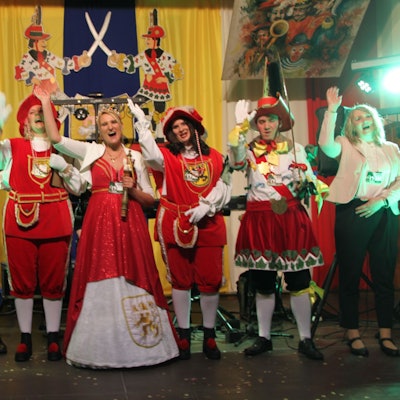 Die neue Blankenheimer Karnevalsprinzessin Elena I. (Weber) im Ornat mit ihrem Gefolge. .