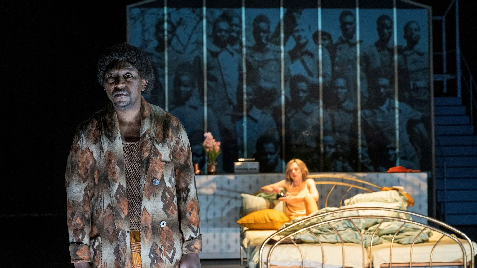 Aus dem Schatten:
Thiaroye
von Alexandra Badea
Regie: Poutiaire Lionel Somé
Regie & Video: Poutiaire Lionel Somé
Bühne: Marion Schindler
Kostüme: Julia Simmen
Musik: Abdoul Kader Traoré
Licht: Michael Gööck
Dramaturgie: Nina Rühmeier
Foto: Thilo Beu