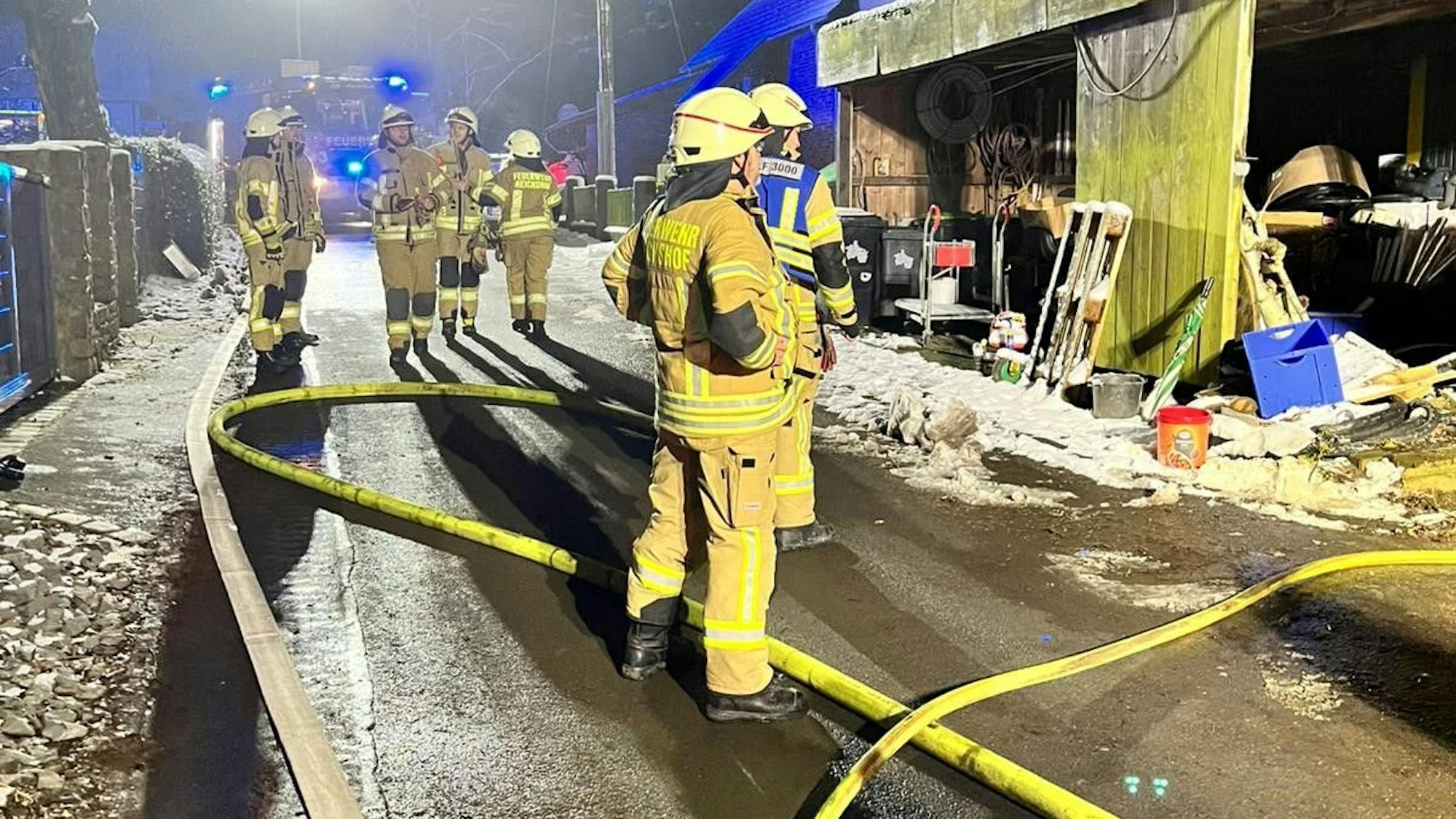 Einsatzkräfte der Feuerwehr bei einem nächtlichen Einsatz.
