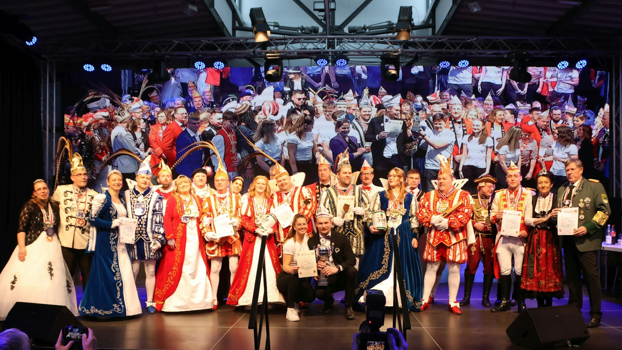 Gruppenfoto mit zahlreichen Karnevals-Tollitäten.