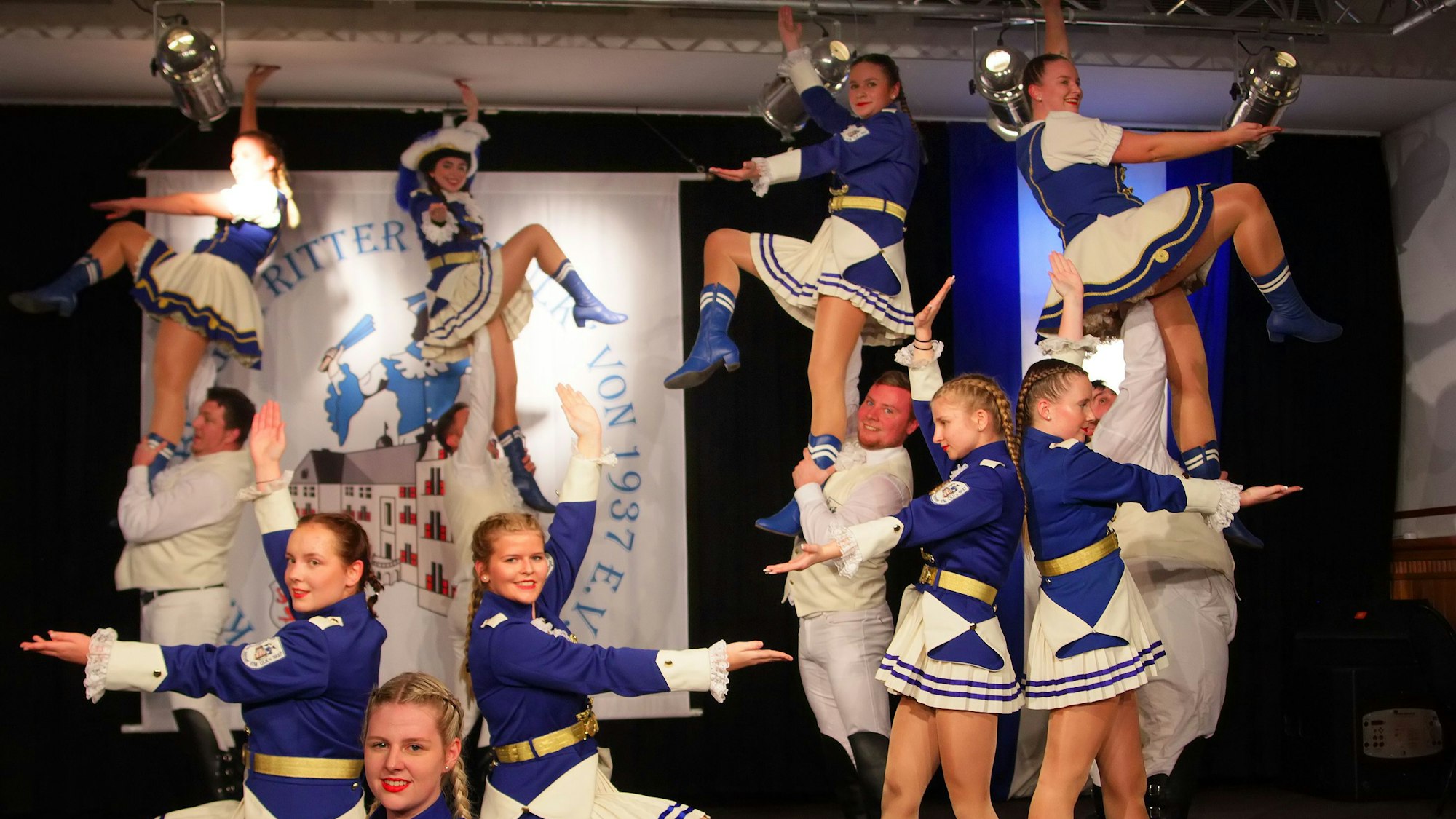 Zu sehen ist die gemischte Tanzgruppe auf der Bühne.