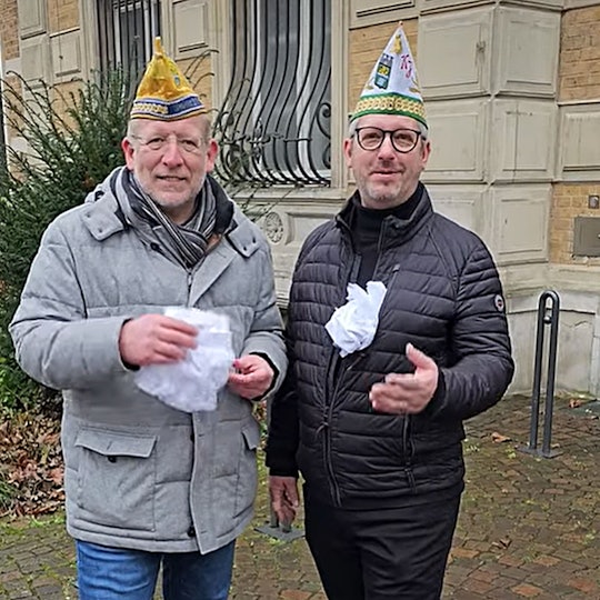 Volker Beuthert von der KG Narrenzunft Bergisch Gladbach und Markus Schreiner von der Kajuja stehen mit Spitzenhöschen vor der Villa Zanders in Bergisch Gladbach.
