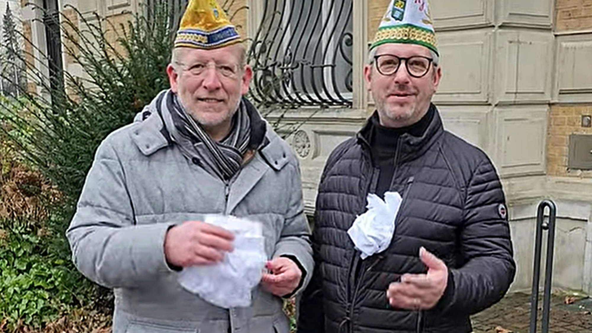 Volker Beuthert von der KG Narrenzunft Bergisch Gladbach und Markus Schreiner von der Kajuja stehen mit Spitzenhöschen vor der Villa Zanders in Bergisch Gladbach.