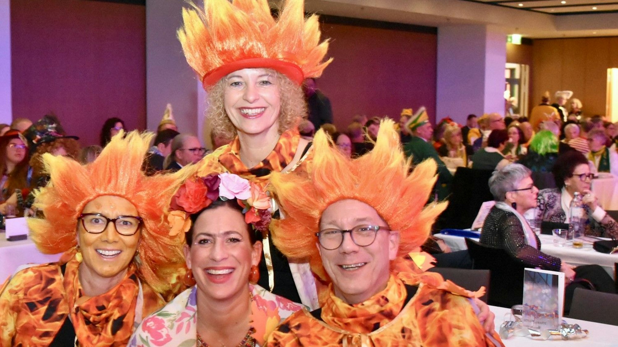 Heiß: Mitglieder des Gefolges der frisch proklamierten Tollitäten feierten im Flammen-Outfit.