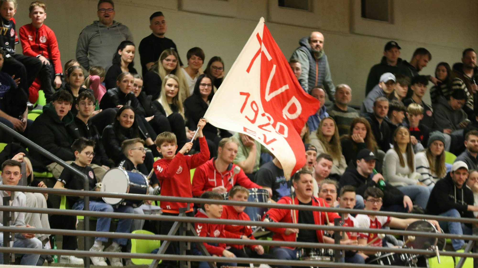Voll besetzte Ränge in der Peter-Weber-Halle, ein Kind schwenkt eine große TVP-Fahne.