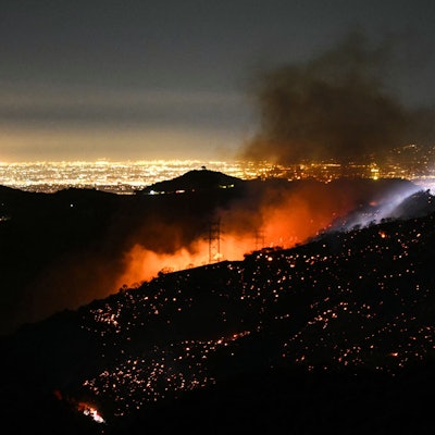 Das Licht eines Helikopters beleuchtet den Bereich der Palisades-Feuer in Los Angeles.