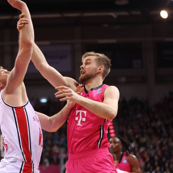 Die Telekom Baskets Bonn und Till Pape (rechts) müssen um die Playoff-Teilnahme bangen.