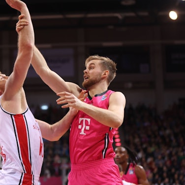 Die Telekom Baskets Bonn und Till Pape (rechts) müssen um die Playoff-Teilnahme bangen.