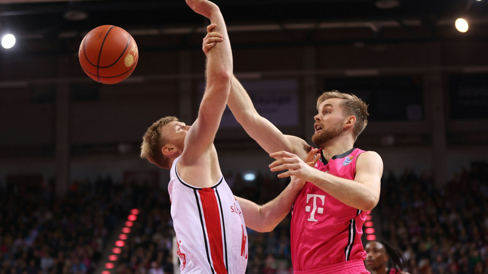 Die Telekom Baskets Bonn und Till Pape (rechts) müssen um die Playoff-Teilnahme bangen.