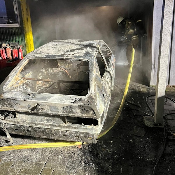 Der ausgebrannte Pkw.