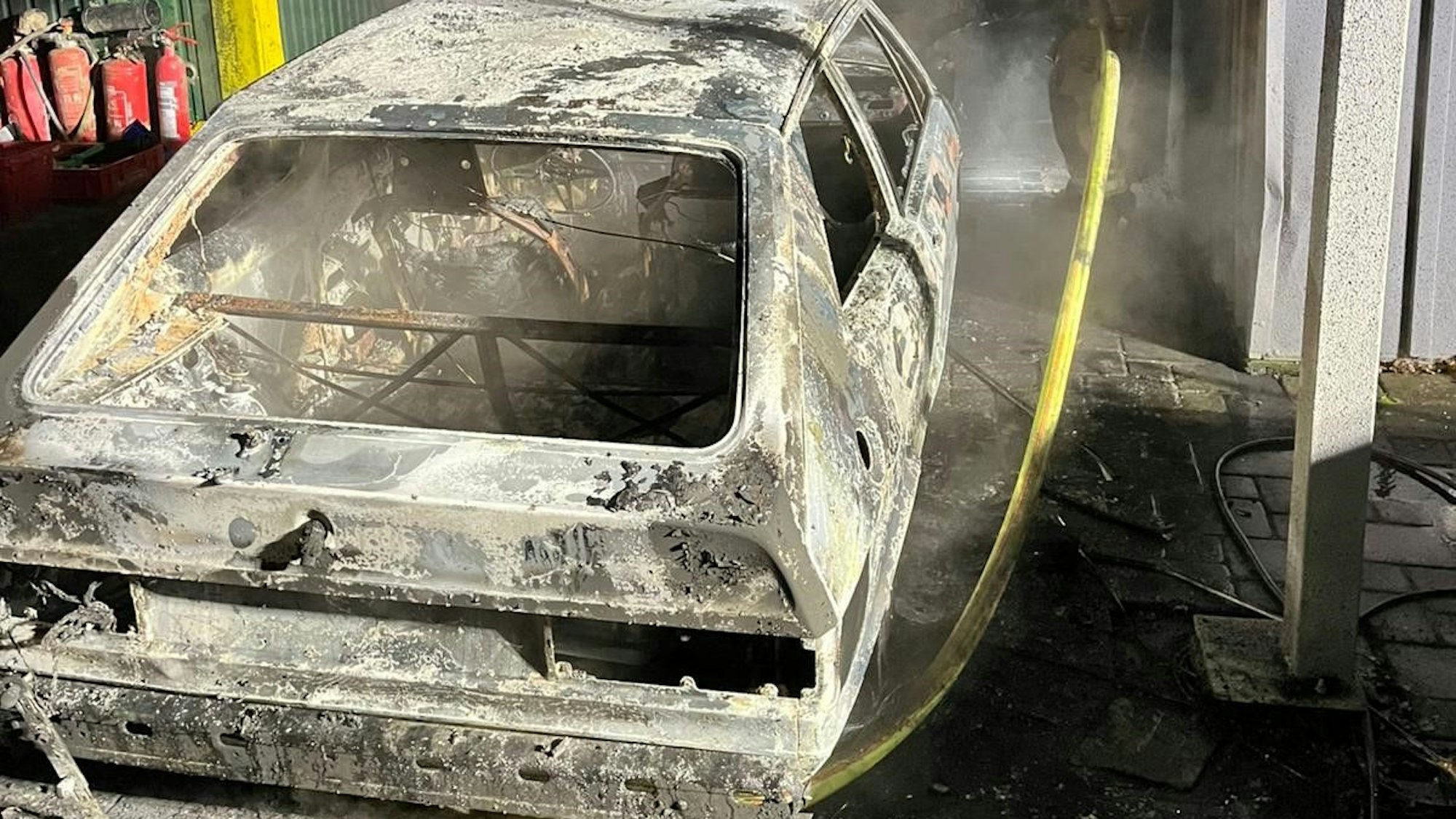 Der ausgebrannte Pkw.