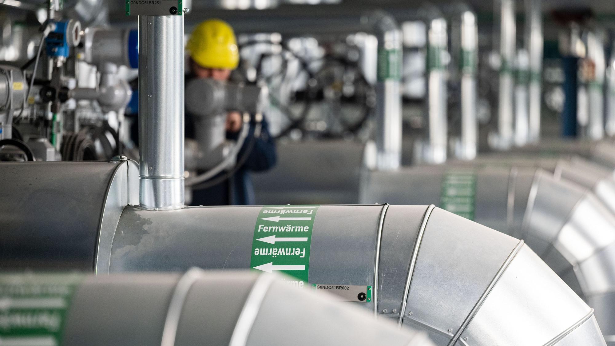 Ein Mitarbeiter eines Energiekonzerns kontrolliert Fernwärmeröhren.