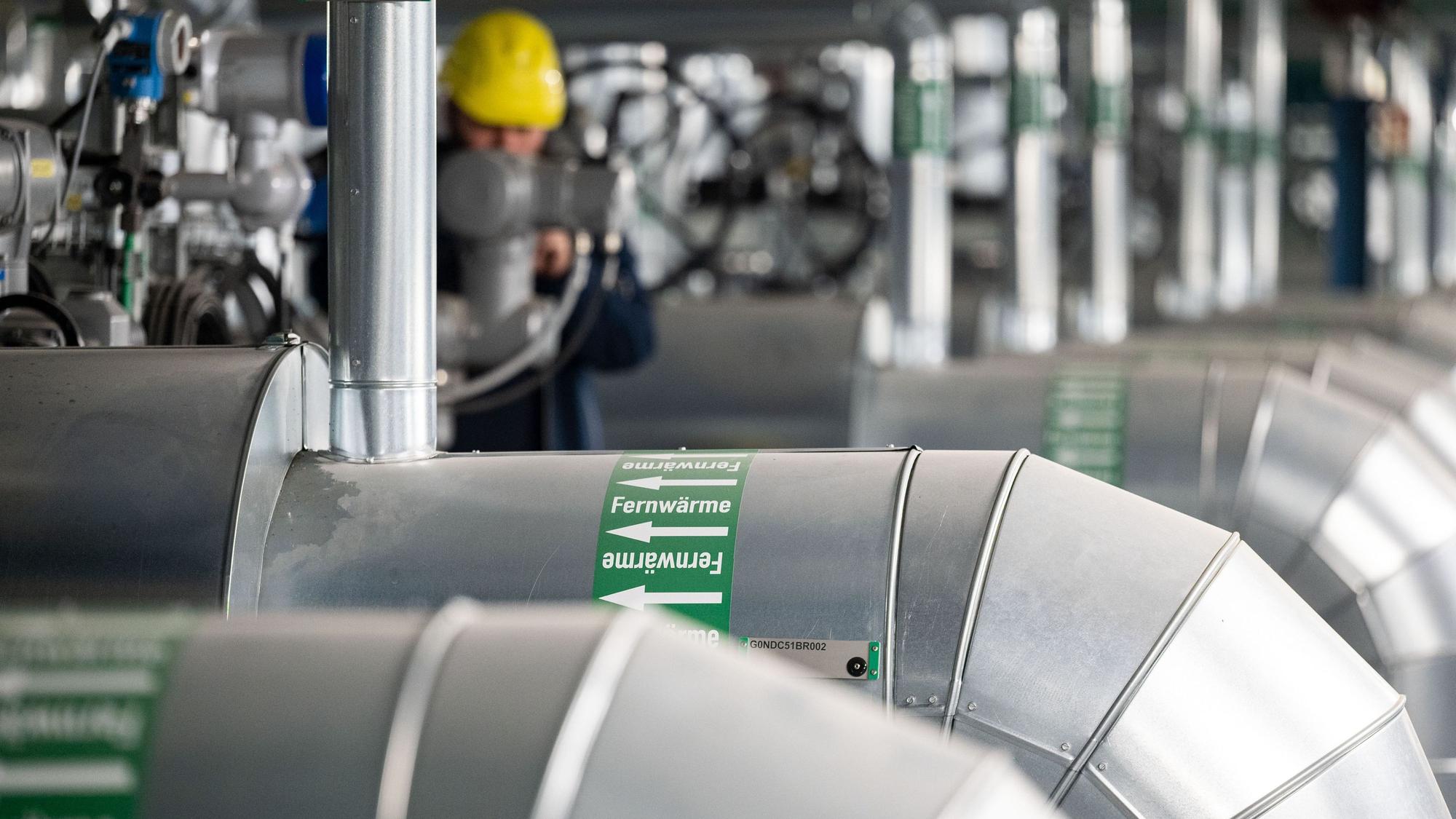 Ein Mitarbeiter des Energiekonzerns EnBW kontrolliert die Fernwärmeverteilerstation eines Heizkraftwerks.