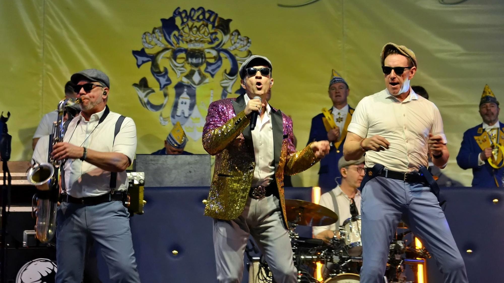 Die Band Klüngelköpp auf der Bühne der Erft-Swist-Halle in Weilerswist .