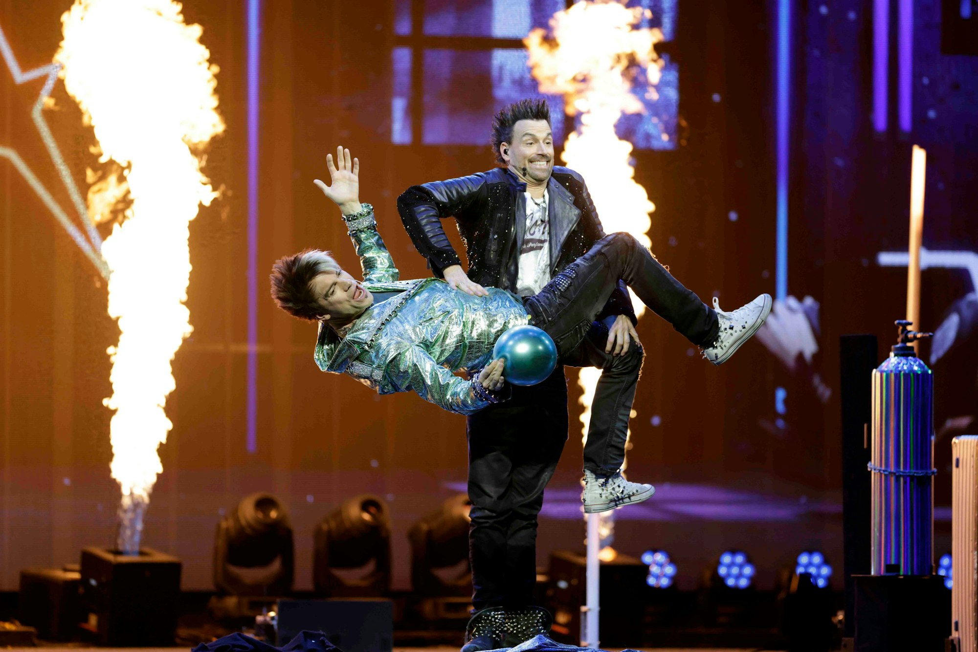 Ehrlich Brothers (Deutsches Showmagier-Duo, bestehend aus den Brüdern Andreas Ehrlich (* 1. Februar 1978 in Herford als Andreas Reinelt) und Christian Ehrlich (* 19. Februar 1982 in Herford als Christian Reinelt)
"Diamonds - Die besten Illusionen aus 10 Jahren"-Tour
am 11. Januar 2025
in der Lanxess Arena, Deutz-Kalker Straße 1, 50679 Köln