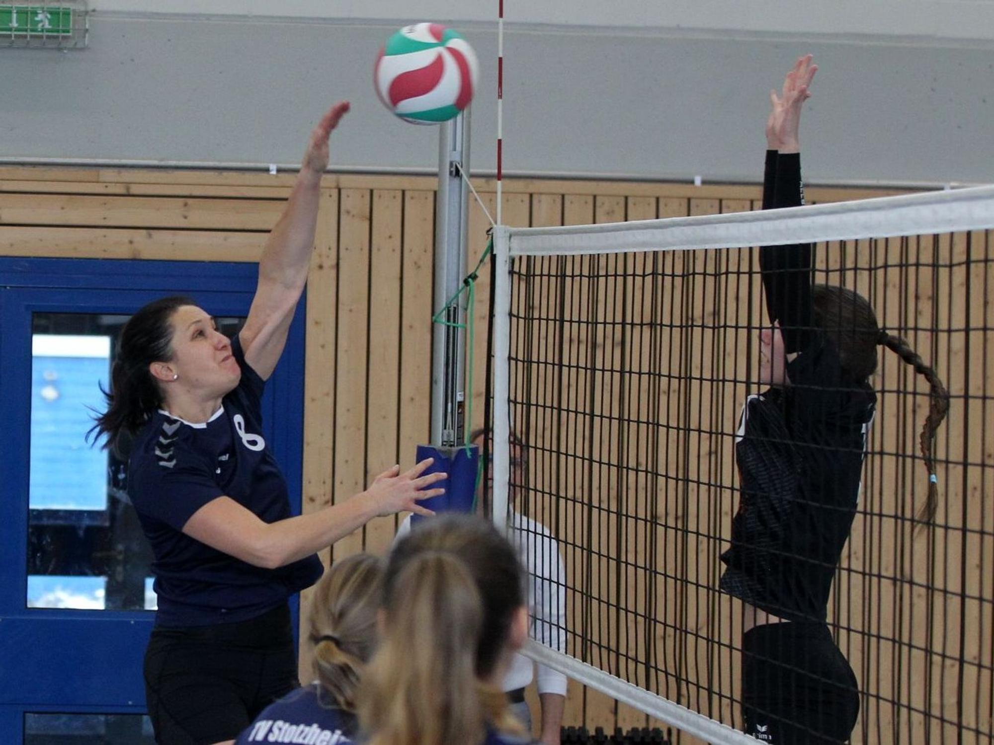 Stotzheims Spielerin Mira Marklein steigt zum Schmetterball hoch.