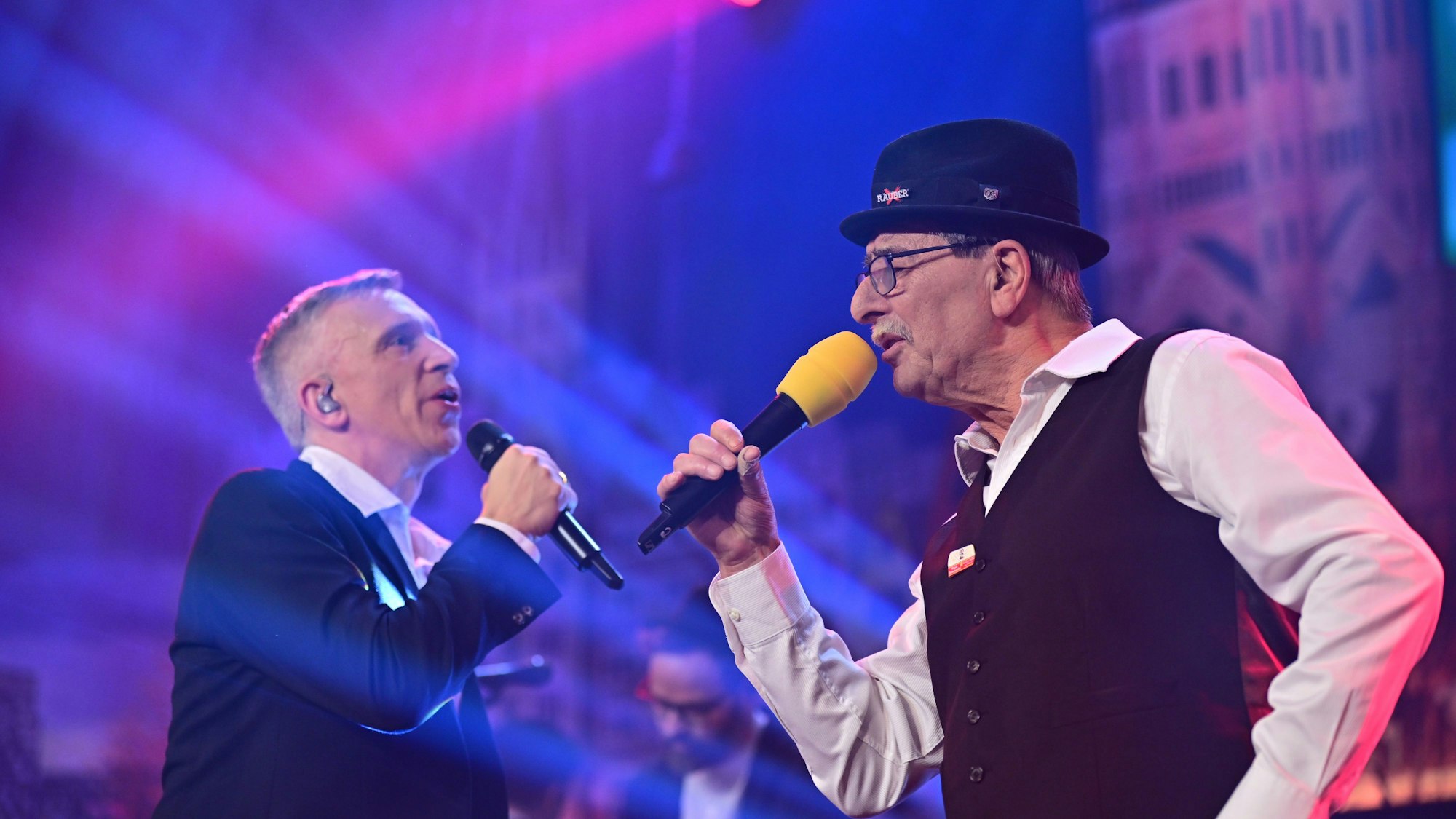 Kasalla-Frontmann Bastian Campmann und Ex-Räuber-Sänger Charly Brand bei der Prinzenproklamation im Gürzenich.